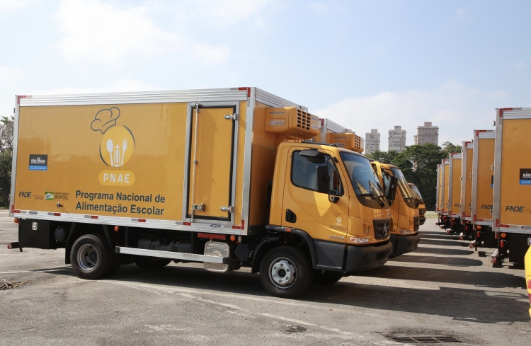 Veículos do tipo caminhão são equipados com uma carroçaria rígida própria para refrigeração e congelamento, que possibilitam transporte de produtos alimentícios para o Programa Nacional de Alimentação Escolar (PNAE).