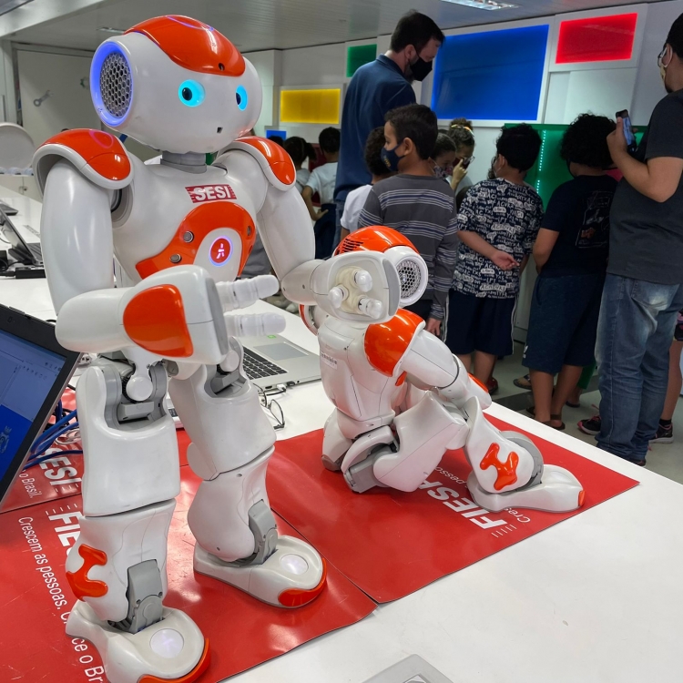 Na visita, é possível conhecer os kit de robótica educacional, softwares de programação, robôs humanoides, entre outros	