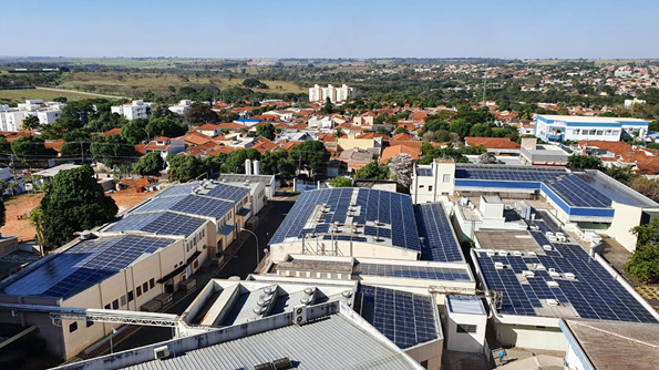 Placas solares instaladas nos telhados do prédio da Santa Casa de Araçatuba