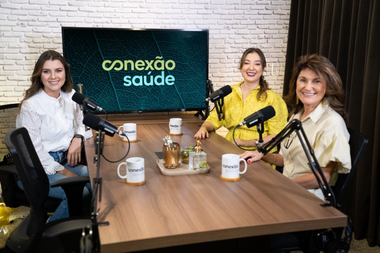 Na bancada a Jornalista Marcella Moreira, Adriana da Silveira Alonso e Maria Eduarda da Silveira, farmacêuticas e empresárias.