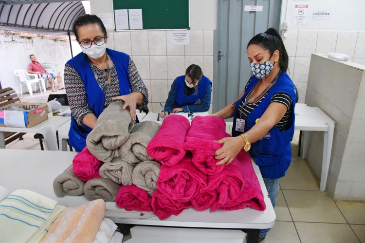 A distribuição dos cobertores é feita pelas equipes de Abordagem Social, sendo disponibilizados também no Centro POP, Albergue Noturno e Casa do Cireneu.