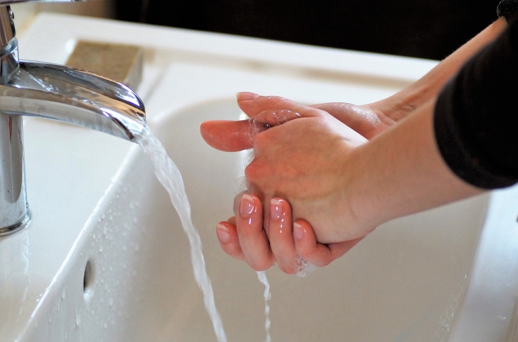 Lavar as mãos com frequência é um hábito que devemos manter.
