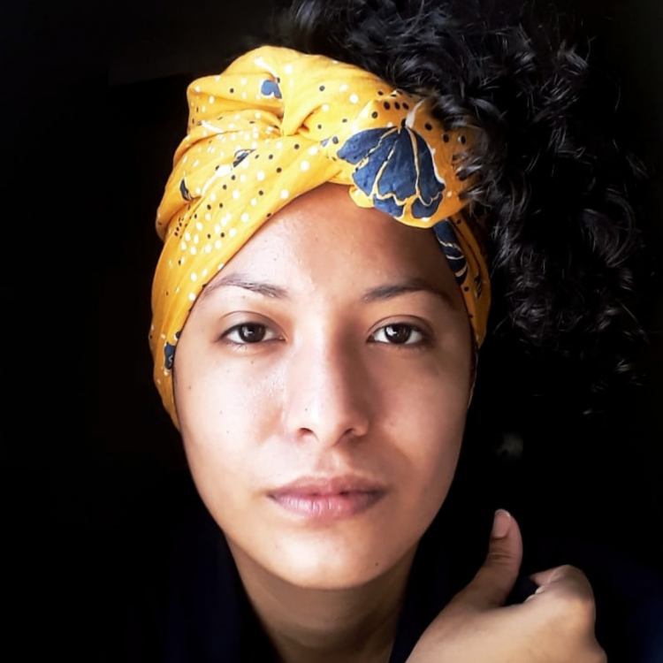 Ariane Santos é uma mulher negra, bisseexual de 27 anos, acadêmica de Administração, PROUNIsta e pesquisadora, militante dos movimentos sociais de raça, classe e gênero. Atualmente é Conselheira no CMA Conselho Municipal Afro Brasileiro de São José do Rio Preto, onde atua como Secretária executiva.