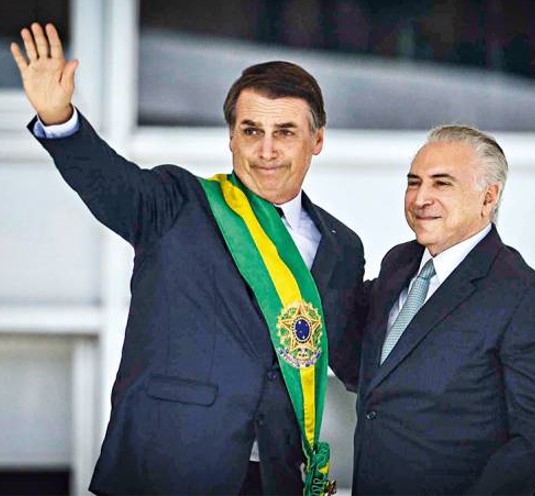 Bolsonaro na posse, com Temer