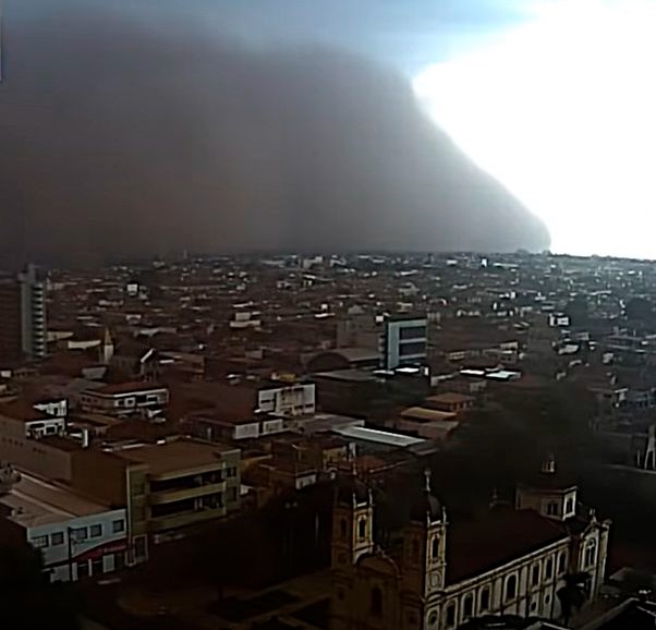 Tempestade de areia em Barretos, registrada nesta quinta
