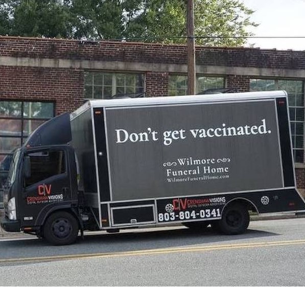 Caminhão em Charlotte com a mensagem como parte de campanha da agência BooneOakley para incentivar a imunização