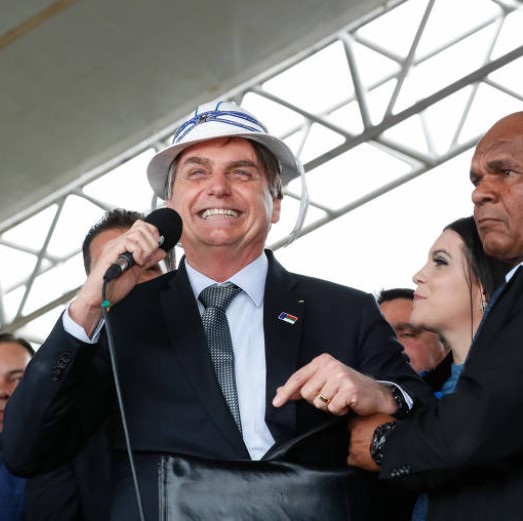 Bolsonaro, com chapéu de vaqueiro