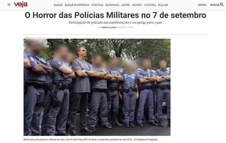 Jair Bolsonaro posa ao lado de policiais militares durante campanha presidencial