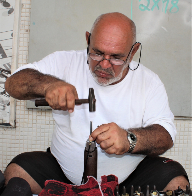  O artesão Natalino José da Silva, 65 anos, mais conhecido por Nikinho