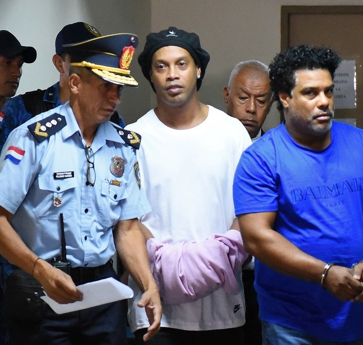 Ronaldinho e irmão foram presos por falsificarem documentos