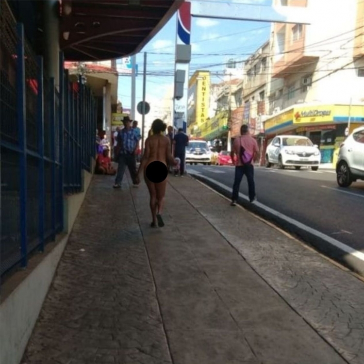 Mulher tira a roupa e caminha pelo centro de Rio Preto