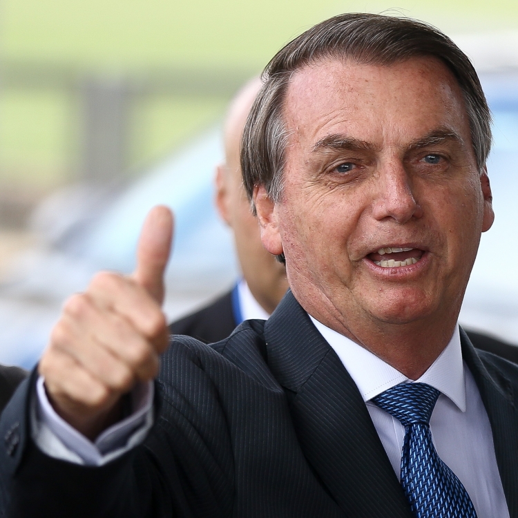 Presidente Jair Bolsonaro (sem partido) cumprimenta apoiadores ao deixar o Palácio da Alvorada, em Brasília, nesta quinta