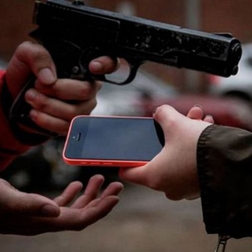 Polícia orienta que pessoas fiquem atentas com bolsas e celulares enquanto caminham pela rua