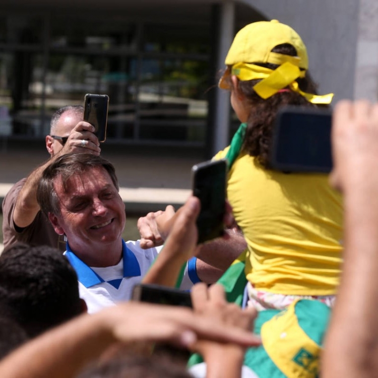 O presidente Jair Bolsonaro cumprimenta apoiadores na frente do palácio do planalto, ao final da manifestação em favor do seu governo
