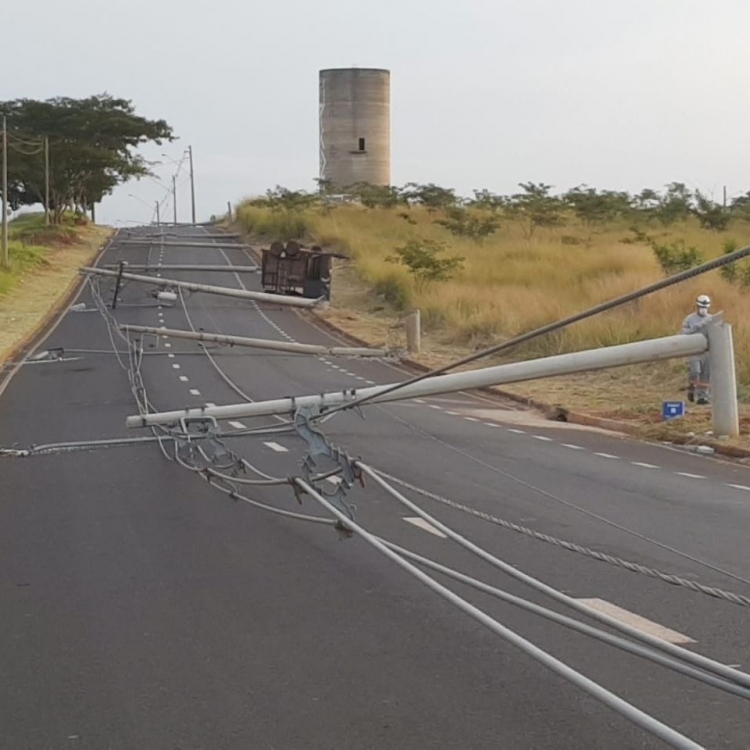 Acidente derrubou 10 postes em Rio Preto 