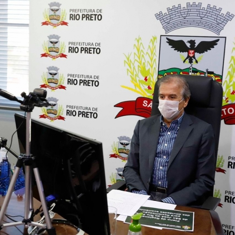 Prefeito de Rio Preto Edinho Araújo em reunião com governados do Estado e representantes 
