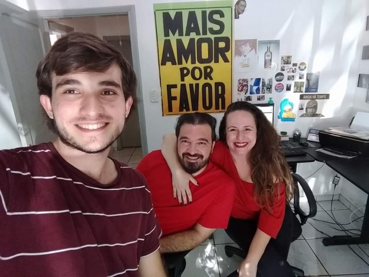 João Vitor, Ricardo e Fernanda em trabalho home office