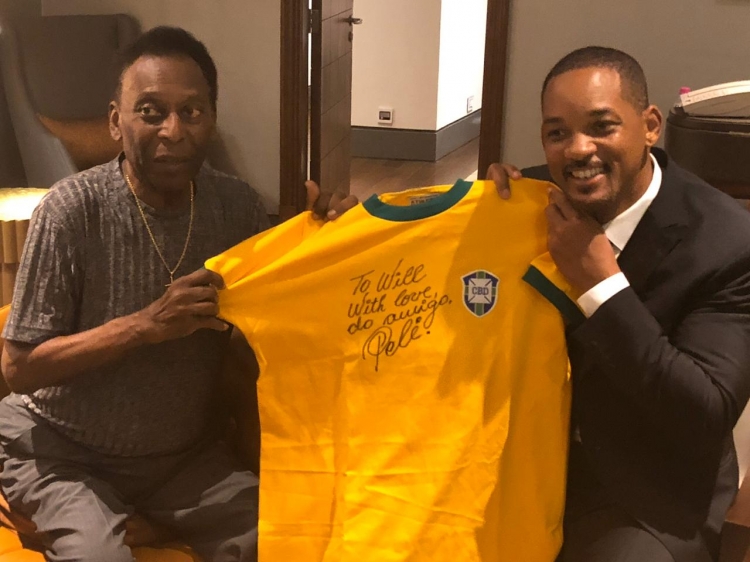 Pelé com o ator Will Smith: camisa com a assinatura do rei do futebol foi arrematada por R$ 30 mil