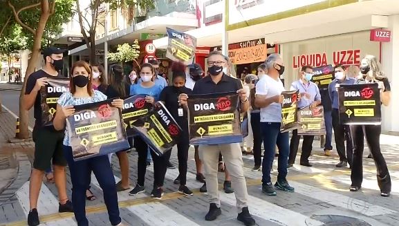 Comerciantes protestam contra liberação do trânsito no Calçadão de Rio Preto