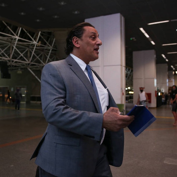 O advogado Frederick Wassef no aeroporto de Brasília