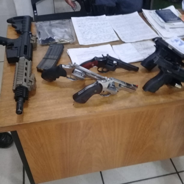 Armas que foram apreendidas com os suspeitos