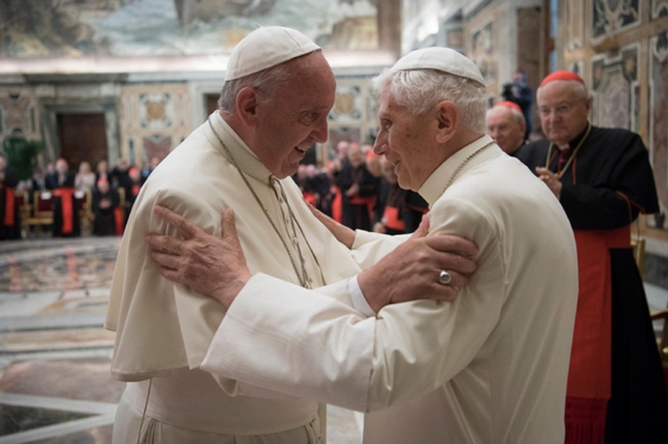 Papa Francisco e papa emérito Bento 16