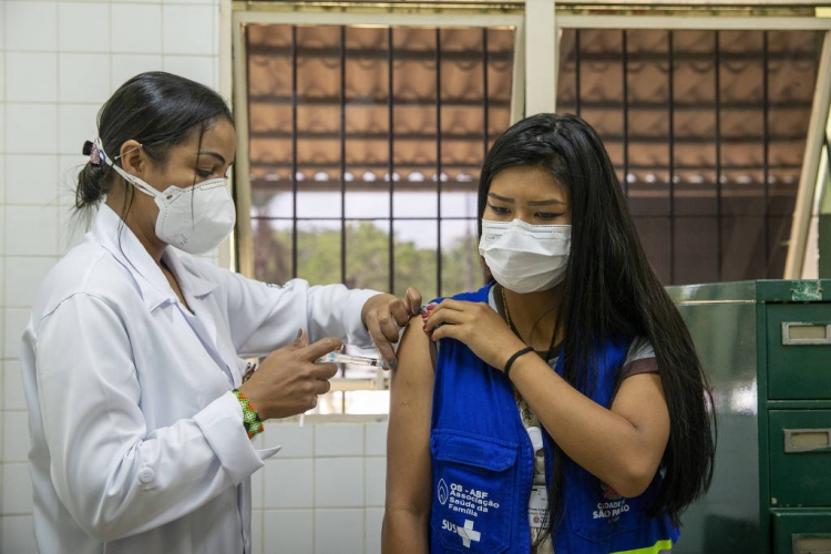 A indígena Iasmin Pires, da aldeia Krukutu (sul da capital paulista) é vacinada contra a Covid-19