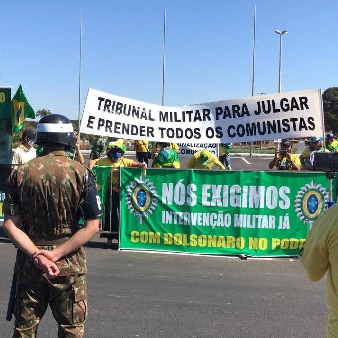Apoiadores do presidente Jair Bolsonaro em ato em frente ao quartel-general do Exército, em Brasília