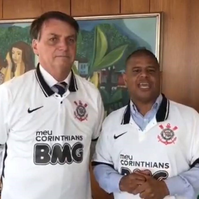 Jair Bolsonaro e Marcelinho Carioca vestem a camisa do Corinthians em vídeo