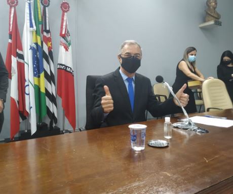 Pedro Roberto ao sentar pela primeira vez na cadeira de presidente do Poder Legislativo