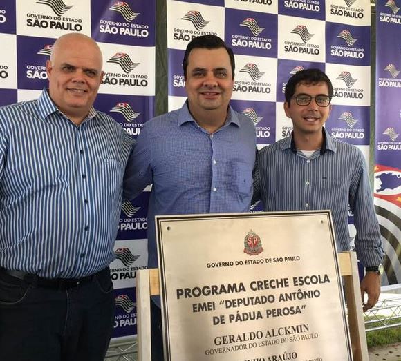 Perosa (ao centro) durante inauguração de escola em Rio Preto que leva o nome do pai dele, ex-deputado