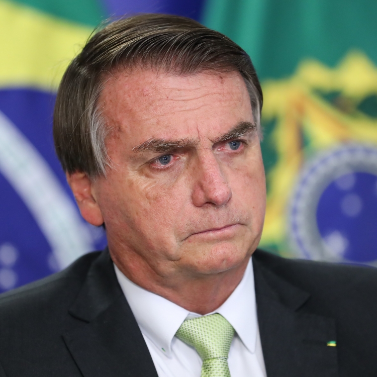 Presidente Jair Bolsonaro (sem partido) chamou o senador Randolfe Rodrigues (Rede-AP) de "bosta" e afirmou que teria que "sair na porrada "com o autor do requerimento de criação da CPI da Covid-19.