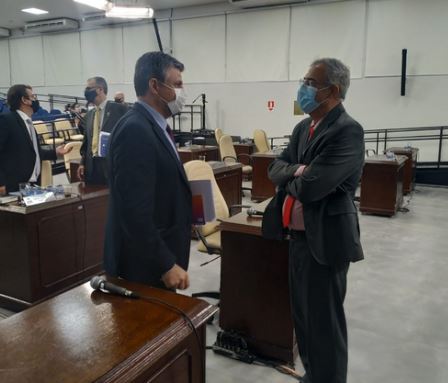 Rillo e Pedro Roberto conversam após a sessão: o psolista fez duras críticas ao governo na reunião desta terça
