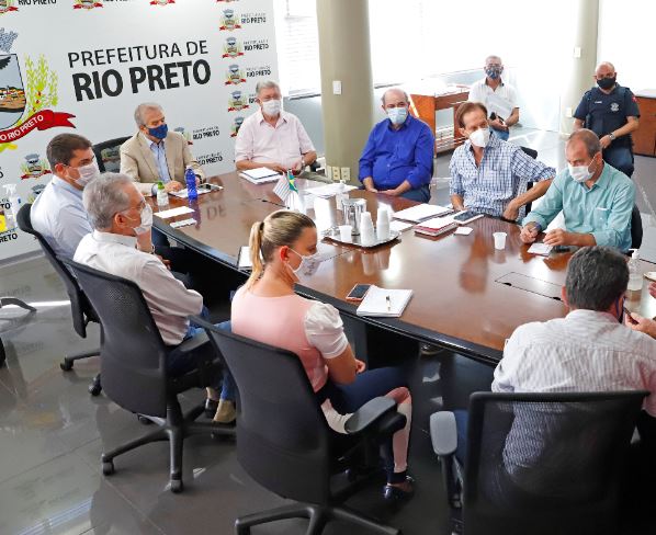 Edinho participa de reunião com integrantes do governo para falar sobre incêndio do Shopping Azul