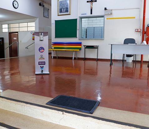 Toten dispenser de álcool em gel 70% na escola Oscar Arantes Pires