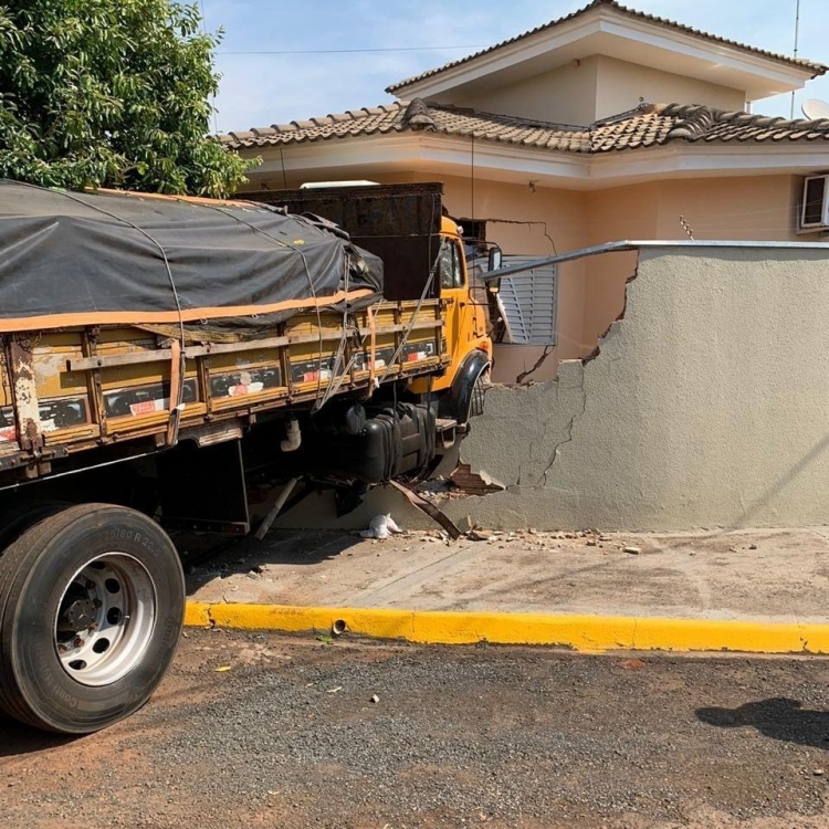 Caminhão desgovernado invadiu casa em Votuporanga 