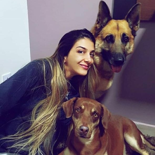Personal trainer Andressa Serantoni foi assassinada em frente da casa da mãe, enquanto alimentava o cachorro