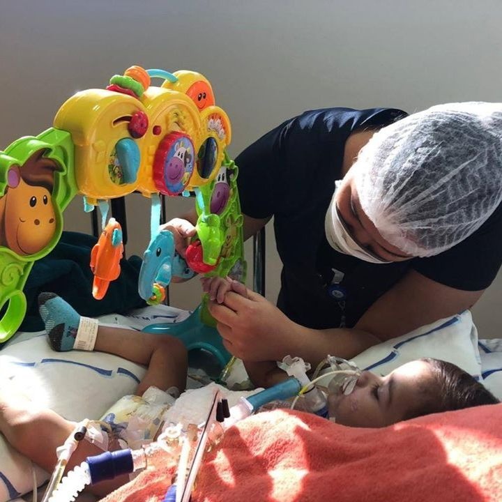 Pacientes do HCM brincam com brinquedos doados por pais de Benício, que morreu no ano passado