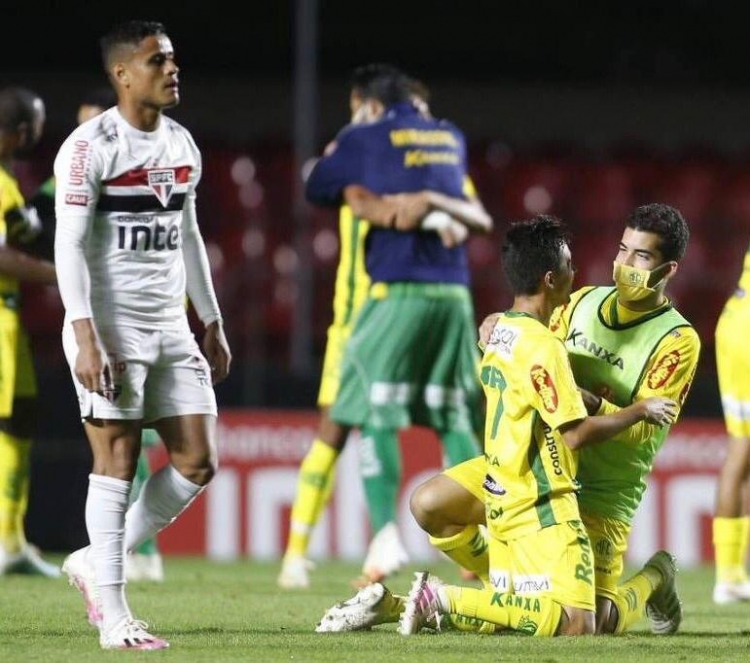 Jogadores do Mirassol comemoram classificação contra São Paulo 