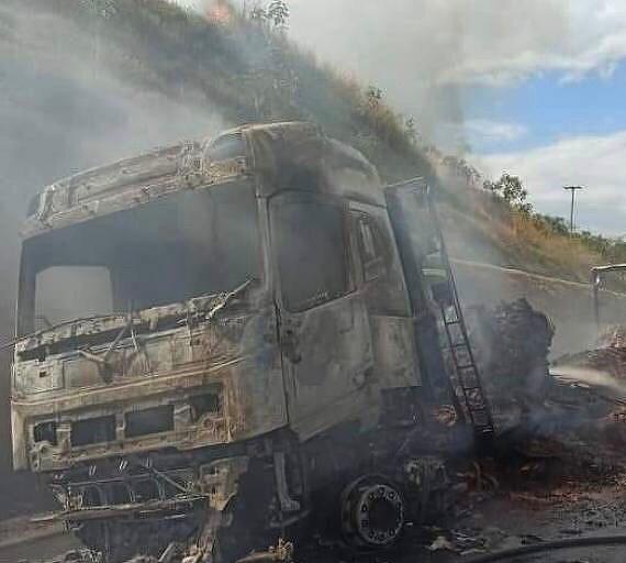 Carreta ficou destruída após incêndio, iniciado depois da colisão de um carro com o veículo de grande porte, neste domingo