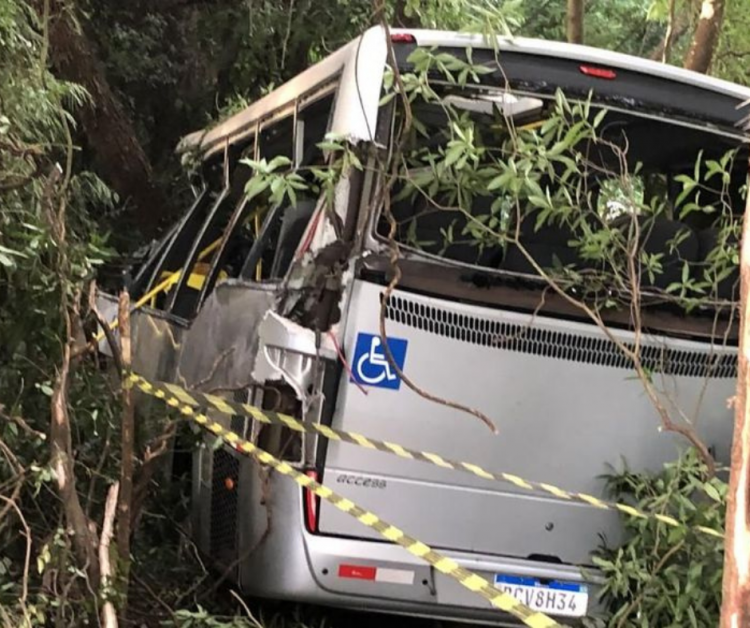 Um acidente com um ônibus da Secretaria de Saúde de Pato Bragado, cidade no oeste do Paraná, deixou ao menos sete mortos na manhã desta segunda-feira (2)