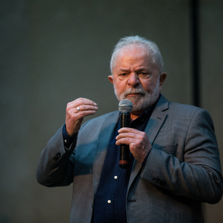 O ex-presidente Luiz Inácio Lula da Silva (PT) informou neste domingo (5) que está com Covid-19