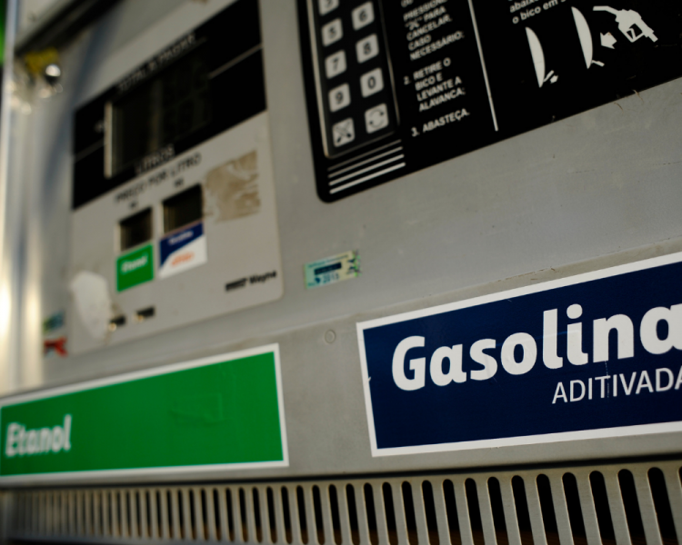 O preço médio da gasolina voltou a subir nos postos brasileiros após três semanas consecutivas de queda