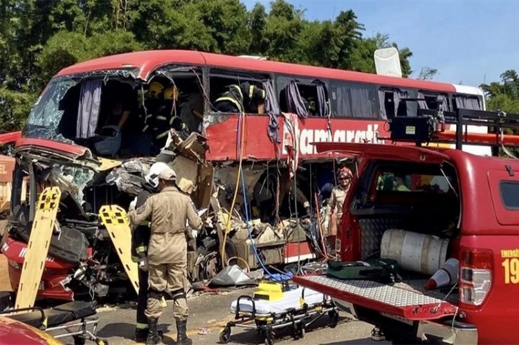  Um acidente nesta terça-feira (17) entre um ônibus de viagem e uma carreta deixou ao menos 11 pessoas mortas, na BR-163, em Sorriso (MT).