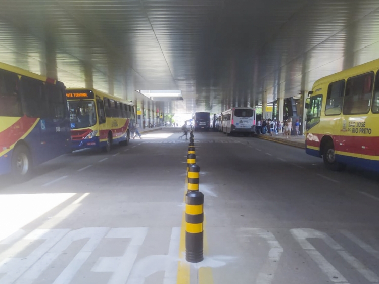 A Empresa Municipal de Urbanismo (Emurb) iniciou nesta sexta-feira, dia 17, a instalação de balizadores para separar as duas vias do ramal principal do Terminal