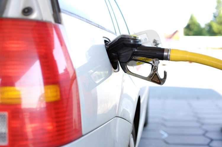 O preço da gasolina nos postos brasileiros caiu pela segunda semana seguida, segundo pesquisa feita pela ANP (Agência Nacional do Petróleo, Gás e Biocombustíveis).