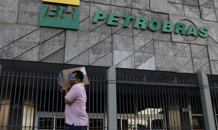  A Petrobras informou que o atual diretor de exploração e produção da companhia, Fernando Borges, assumirá a presidência interinamente para substituir José Mauro Coelho, que renunciou ao cargo nesta segunda-feira (20