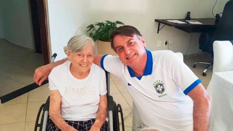 A mãe do presidente Jair Bolsonaro (PL), Olinda Bolsonaro, morreu nesta sexta-feira (21), aos 94 anos