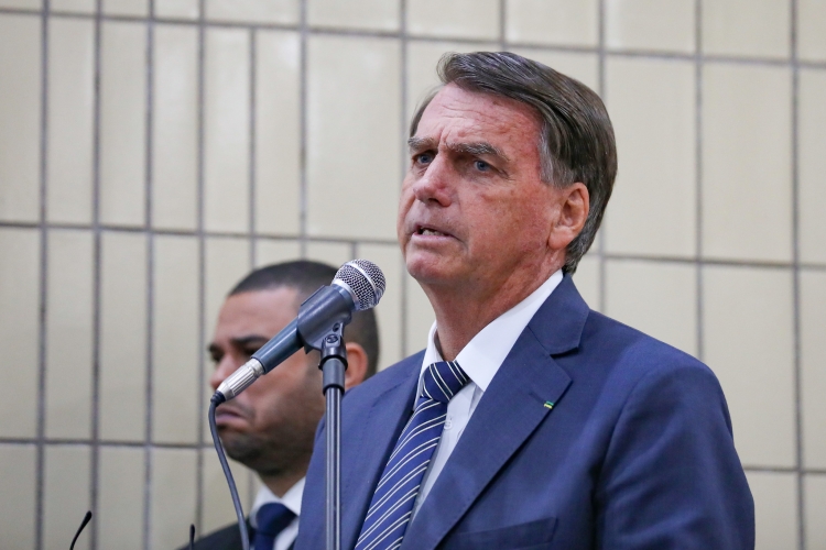 O ex-presidente Jair Bolsonaro afirmou a interlocutores com quem mantém contato direto no Brasil que foi traído pela deputada federal Carla Zambelli (PL-SP)