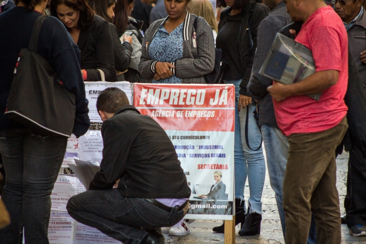 Mesmo com a queda, o país ainda registrou 12,9 milhões de desempregados no período.